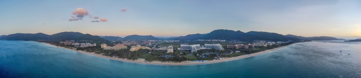 俯瞰三亚亚龙湾的高级度假酒店和海湾全景