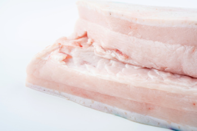 白背景上的猪肥膘肥肉