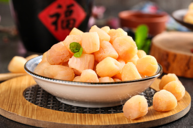 木板上放着一盘大干贝