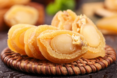 藤垫上放着一堆深海淡晒鲍鱼干