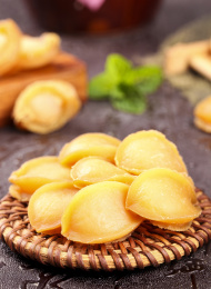 藤垫上放着一堆深海淡晒鲍鱼干