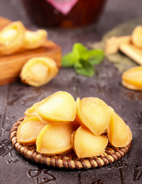 藤垫上放着一堆深海淡晒鲍鱼干