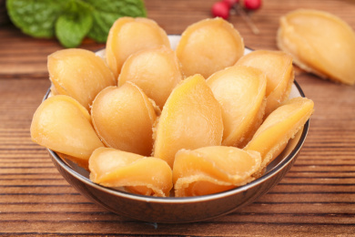 木底上放着一碗淡晒鲍鱼干