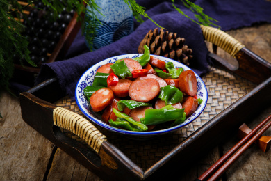 东北特色菜辣椒炒红肠