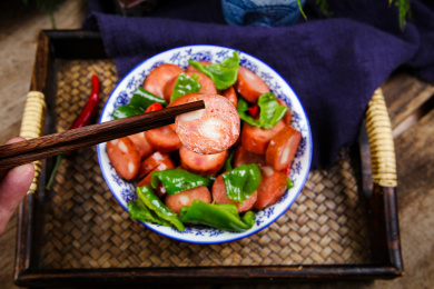 东北特色菜辣椒炒红肠