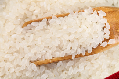 竹勺里挖着东北大米