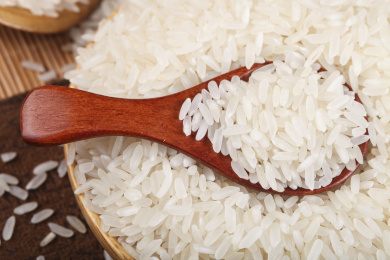 盘子里的东北大米和勺子上挖着大米