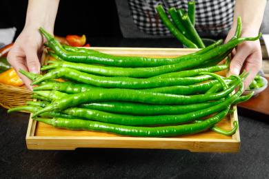 手上端着一盘二荆条辣椒