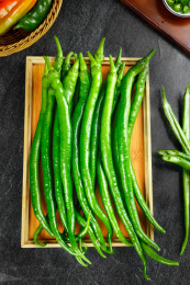 黑底木盘里放着一堆新鲜二荆条线椒