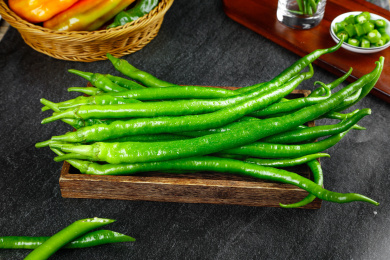 黑底木盘里放着一堆新鲜二荆条线椒