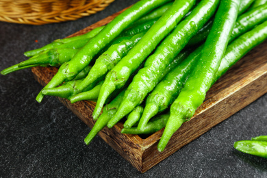 黑底木盘里放着一堆新鲜二荆条线椒