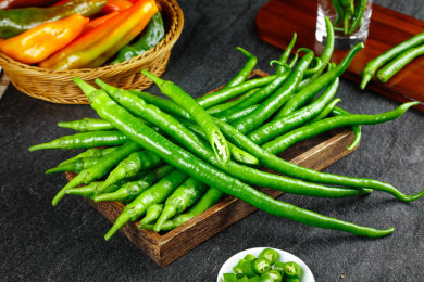 黑底木盘里放着一堆新鲜二荆条线椒