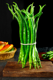 木板上放着一捆二荆条线椒