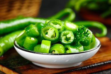 木底上放着一盘切段的二荆条辣椒