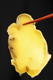 筷子上夹着一块涪陵榨菜