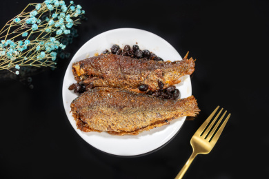 熬鱼红烧鱼棚拍特写黑色背景