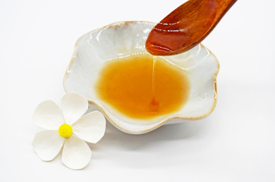 白色背景中的一碟蜂蜜特写