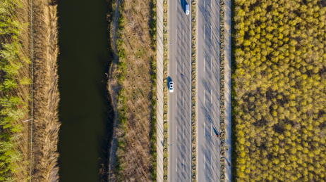 90度视角下的交通快速路车辆航拍图