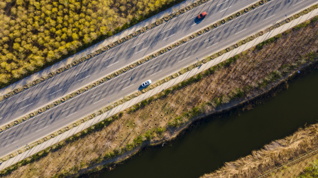 90度视角下的交通快速路车辆航拍图