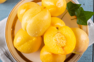 桌上的油桃