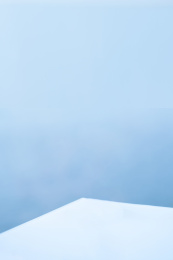 户外蓝色天空下干净的空置玻璃桌面