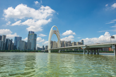 蓝天白云下广州珠江河畔城市中心建筑群