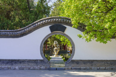 中式古典园林月亮门