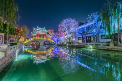 云南省楚雄市彝人古镇夜晚风雨廊桥建筑