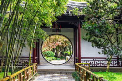 中国江苏省苏州留园竹林月亮门景观