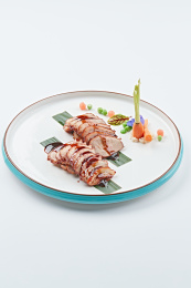 白色瓷盘装的烟熏鸭胸肉切片