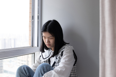 女孩坐在室内窗台上