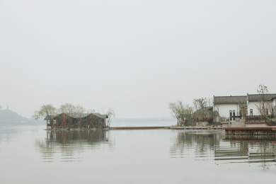 春天阴天小雨中的湘湖湖面风景