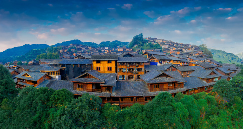 中国贵州省黔东南西江千户苗寨黄昏风光