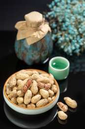 花生特写黑色背景