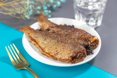 红烧鱼熬鱼特写蓝灰莫兰迪色系背景