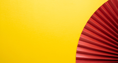 红色纸扇时尚海报背景 