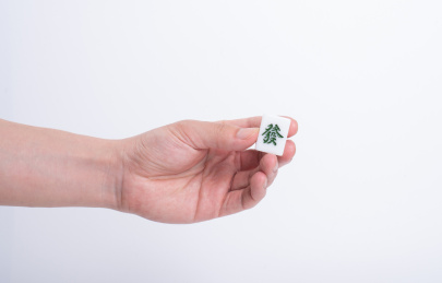 手拿麻将牌