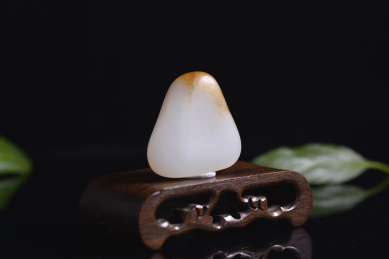 暗色背景上的和田玉籽料原石