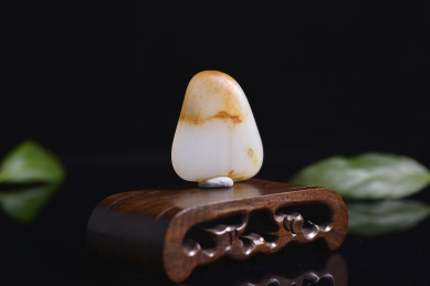 暗色背景上的和田玉籽料原石