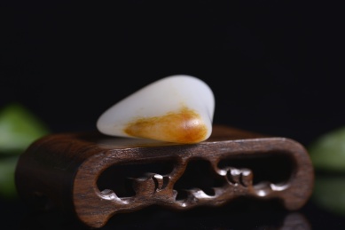 暗色背景上的和田玉籽料原石