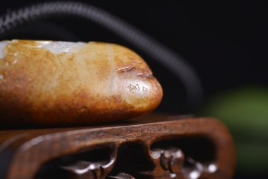 暗色背景上的和田玉籽料原石