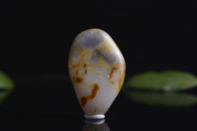 暗色背景上的和田玉籽料原石