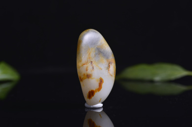 暗色背景上的和田玉籽料原石