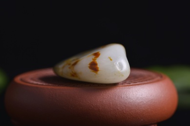 暗色背景上的和田玉籽料原石