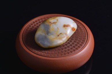 暗色背景上的和田玉籽料原石