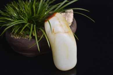 暗色背景上的和田玉籽料原石