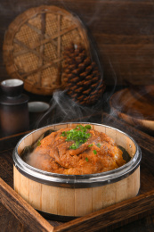 放在蒸笼里的粉蒸肉
