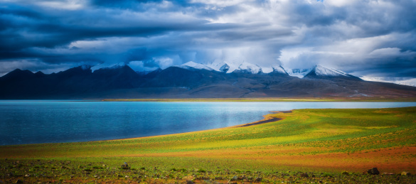中国西藏阿里大北线仁青休布错全景