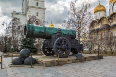 俄罗斯莫斯科克里姆林宫院内的沙皇青铜大炮