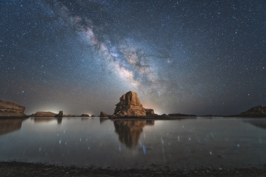 中国青海省水上雅丹与星空银河